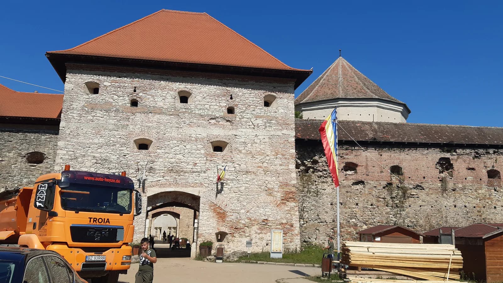 Cetatea Făgăraș văzută din exterior, cu zidurile și turnurile sale