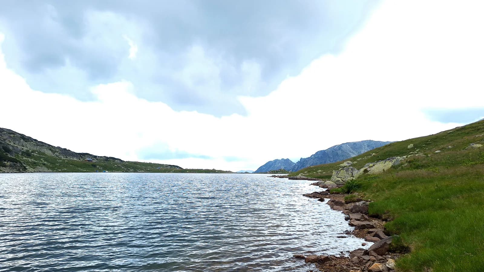 Lacul Bucura din Parcul Național Retezat, între culmi alpine și pajiști