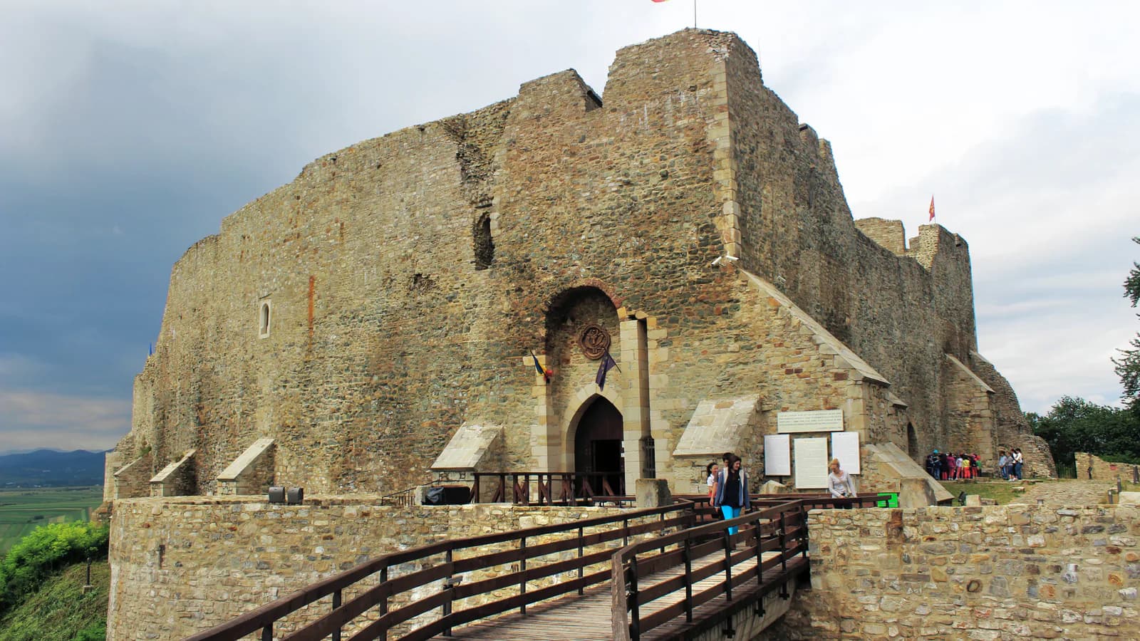 Cetatea Neamț pe Dealul Cetății, deasupra orașului Târgu Neamț