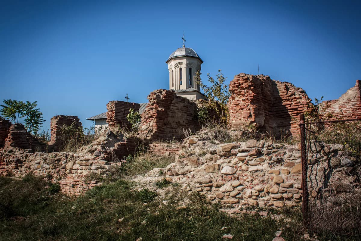 Fosta mănăstire Berca: Biserica Sfinții Arhangheli Mihail și Gavril