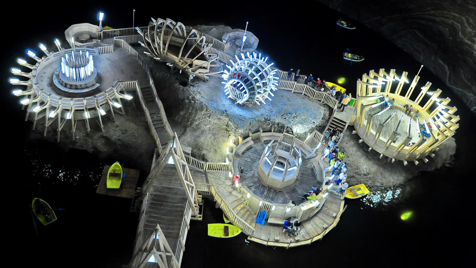 Mina Terezia din Salina Turda, luminată și văzută de sus din Mina Rudolf