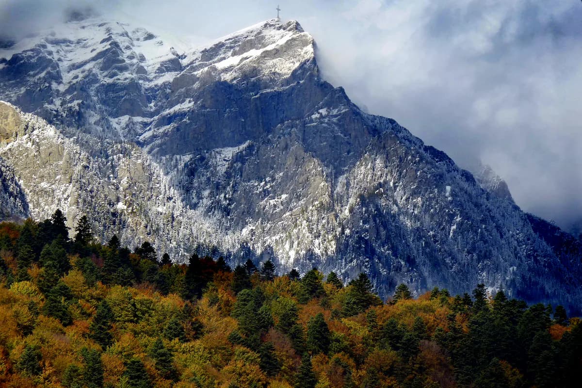 Crucea Eroilor de pe Caraiman, văzută din Valea Prahovei