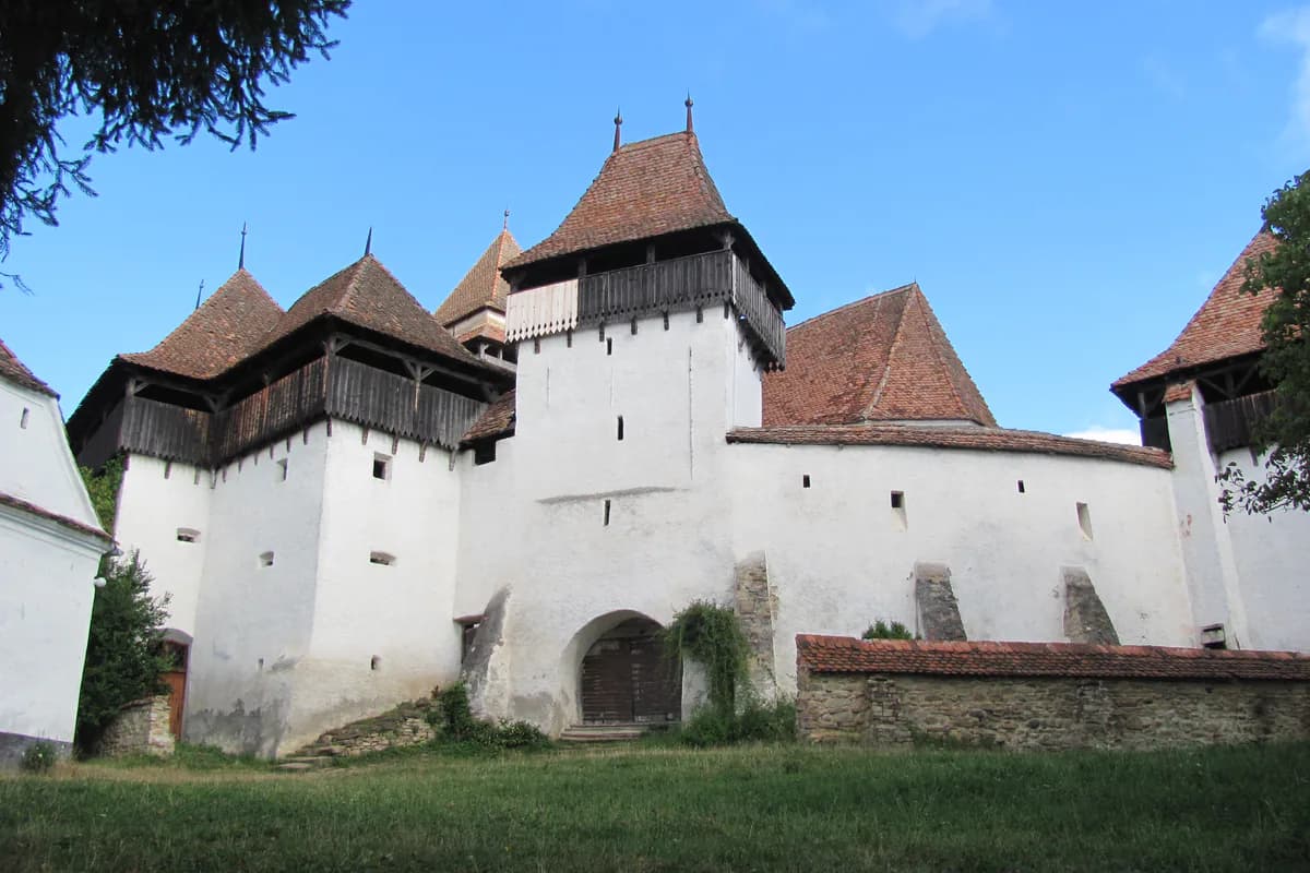 Biserica fortificată din Viscri, în peisajul săsesc al Transilvaniei