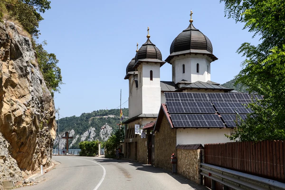 Mănăstirea Mraconia pe malul românesc al Dunării